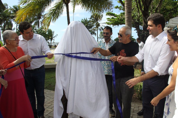 Alagoano de coração, Paulo Gracindo ganha escultura na orla de Pajuçara, em Maceió