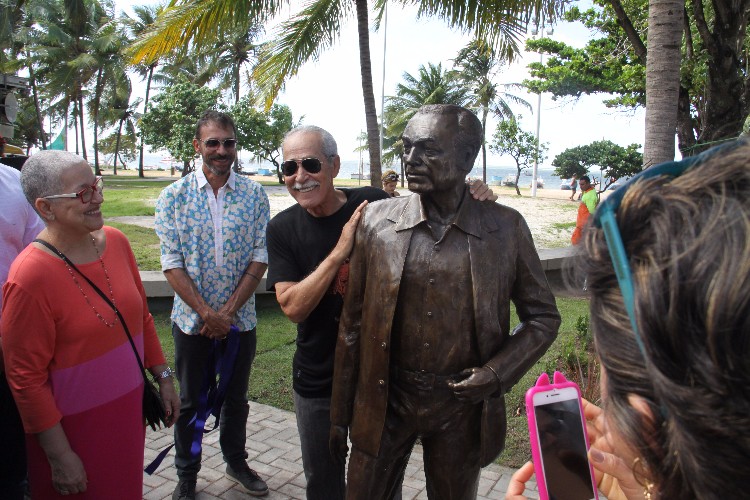 Alagoano de coração, Paulo Gracindo ganha escultura na orla de Pajuçara, em Maceió