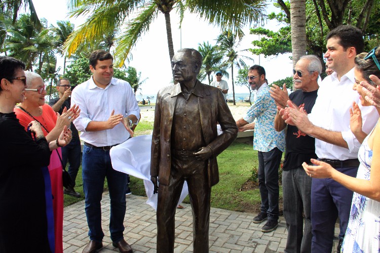 Alagoano de coração, Paulo Gracindo ganha escultura na orla de Pajuçara, em Maceió
