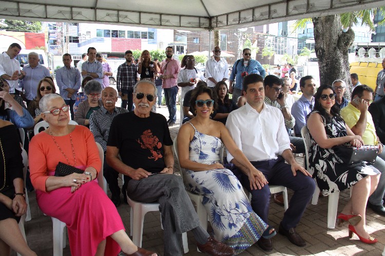 Alagoano de coração, Paulo Gracindo ganha escultura na orla de Pajuçara, em Maceió