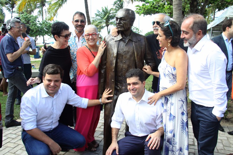 Alagoano de coração, Paulo Gracindo ganha escultura na orla de Pajuçara, em Maceió