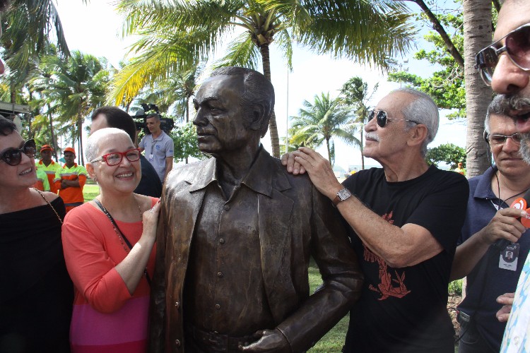 Alagoano de coração, Paulo Gracindo ganha escultura na orla de Pajuçara, em Maceió