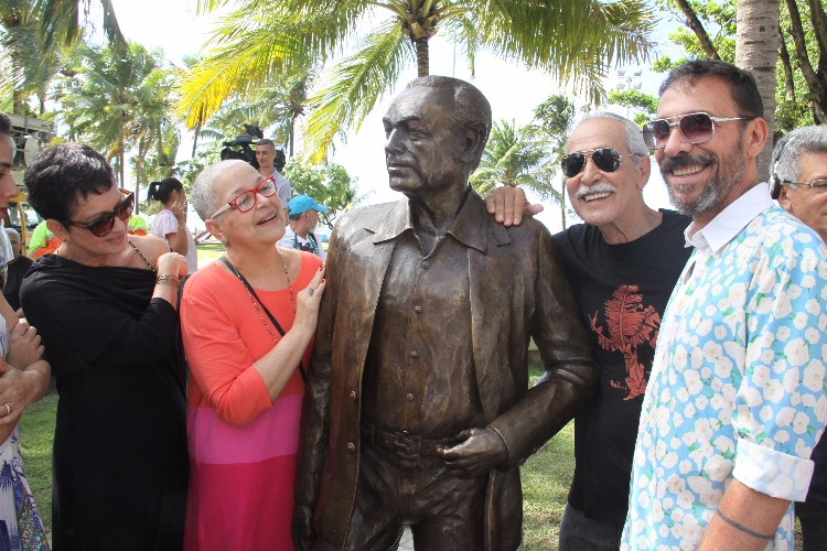 Alagoano de coração, Paulo Gracindo ganha escultura na orla de Pajuçara, em Maceió
