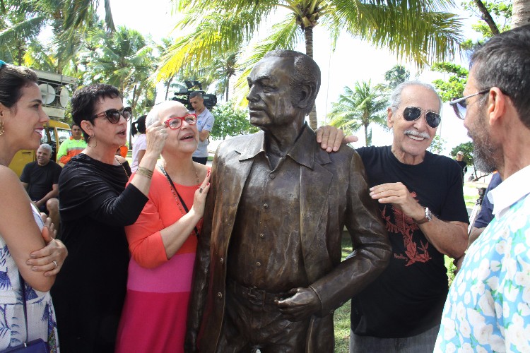 Alagoano de coração, Paulo Gracindo ganha escultura na orla de Pajuçara, em Maceió