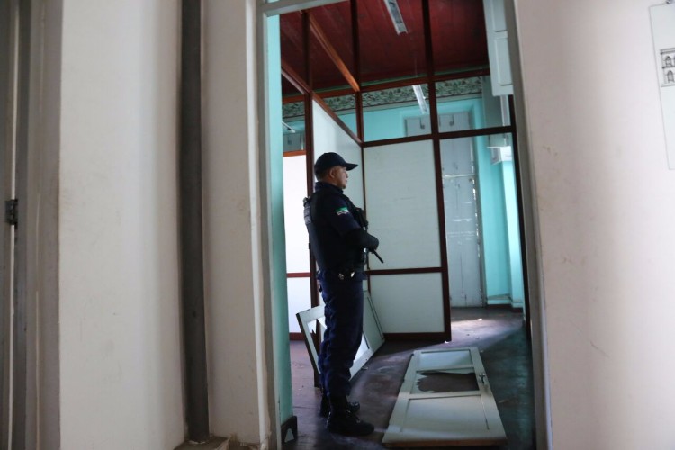 Prédio da prefeitura é saqueado