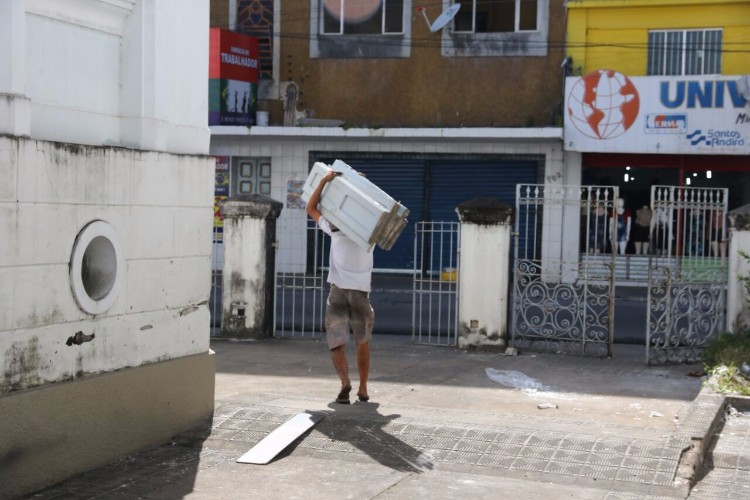 Prédio da prefeitura é saqueado