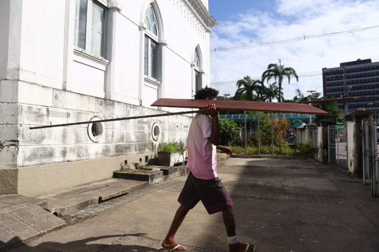 Prédio da prefeitura é saqueado