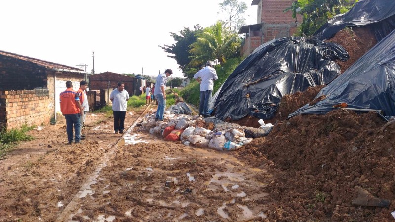 Três famílias foram atingidas com a queda da barreira