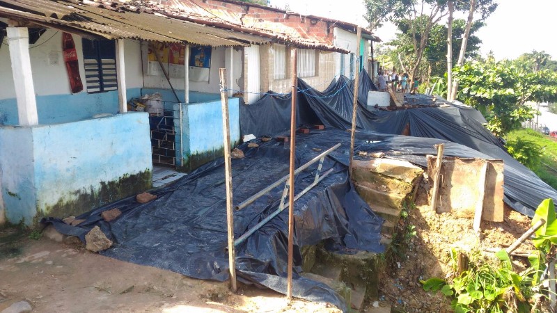 Três famílias foram atingidas com a queda da barreira
