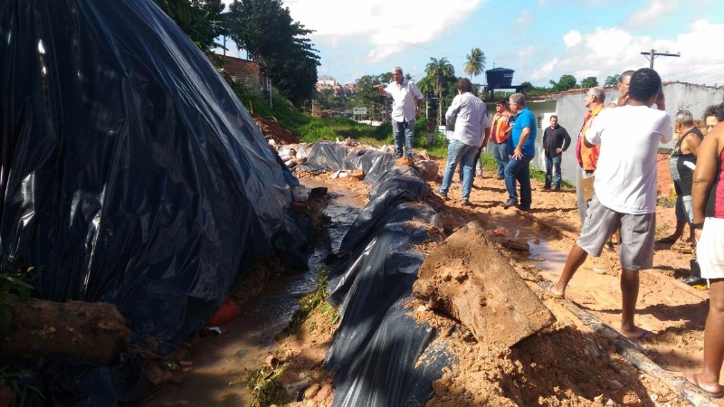 Três famílias foram atingidas com a queda da barreira