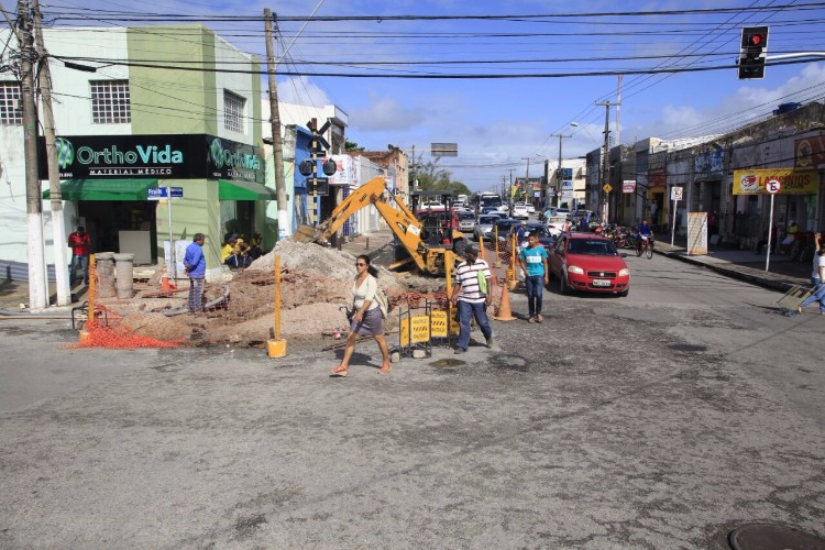 Reparos em tubulação causam lentidão no trânsito
