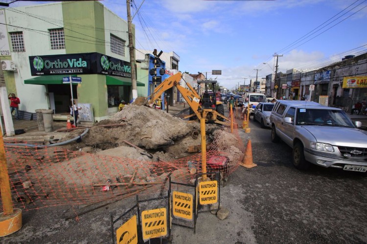 Reparos em tubulação causam lentidão no trânsito