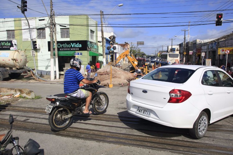 Reparos em tubulação causam lentidão no trânsito