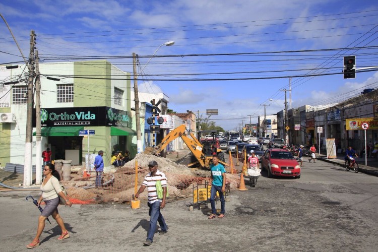 Reparos em tubulação causam lentidão no trânsito
