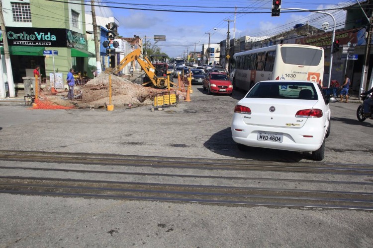 Reparos em tubulação causam lentidão no trânsito