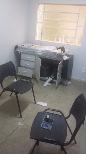 Vândalos invadem posto de saúde no Henrique Equelman e arrombam salas 