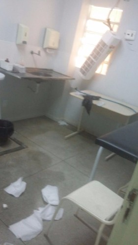 Vândalos invadem posto de saúde no Henrique Equelman e arrombam salas 