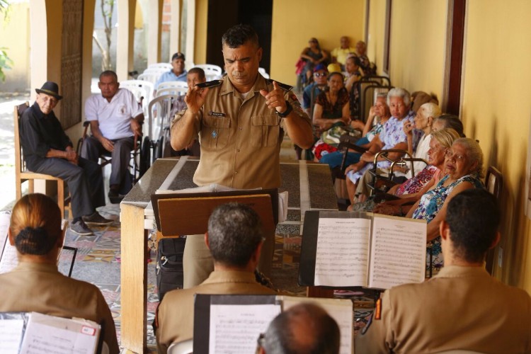 No Dia dos Avós, idosos recebem homenagem em abrigo de Maceió
