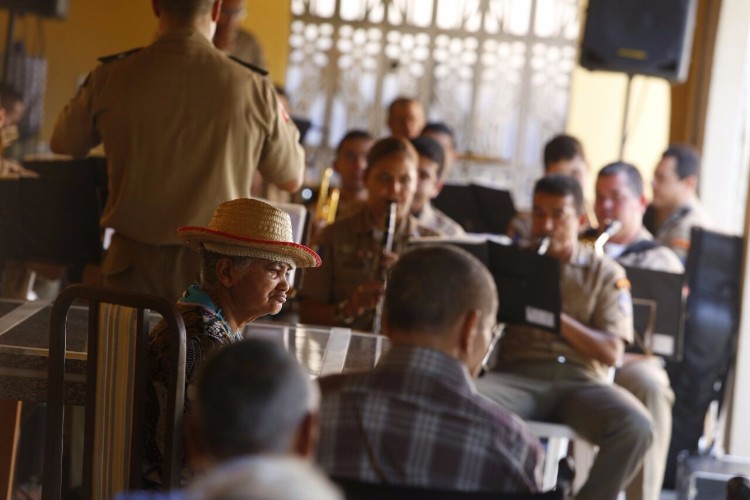 No Dia dos Avós, idosos recebem homenagem em abrigo de Maceió