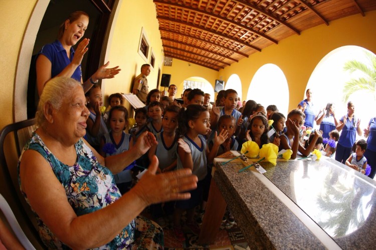 No Dia dos Avós, idosos recebem homenagem em abrigo de Maceió