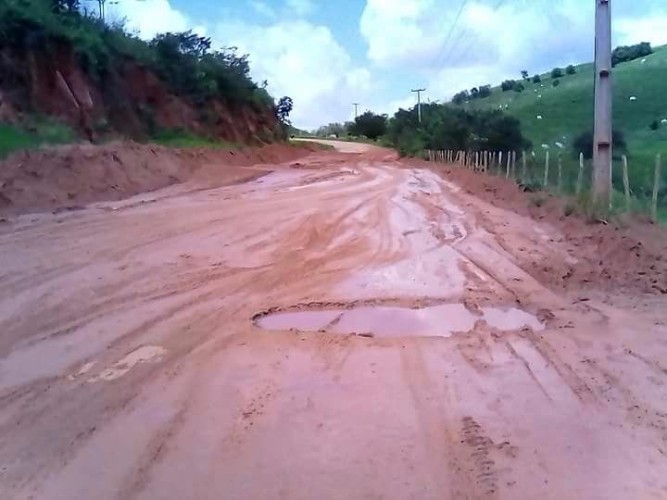 Moradores reclamam da situação da rodovia