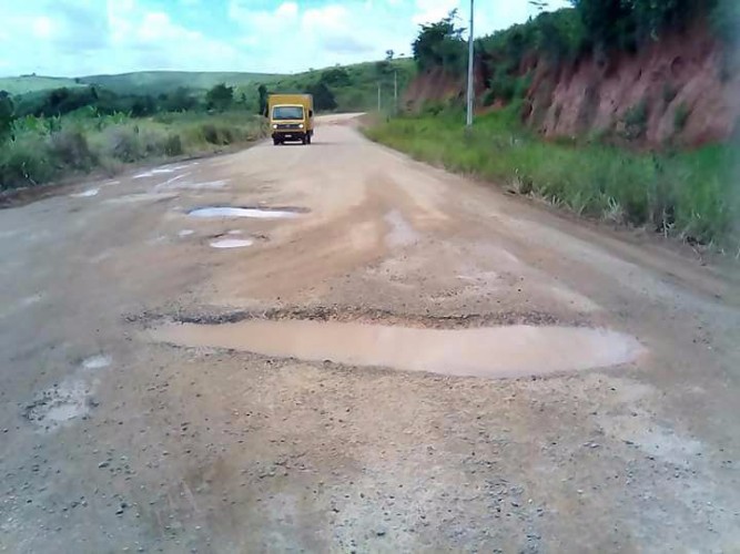 Moradores reclamam da situação da rodovia