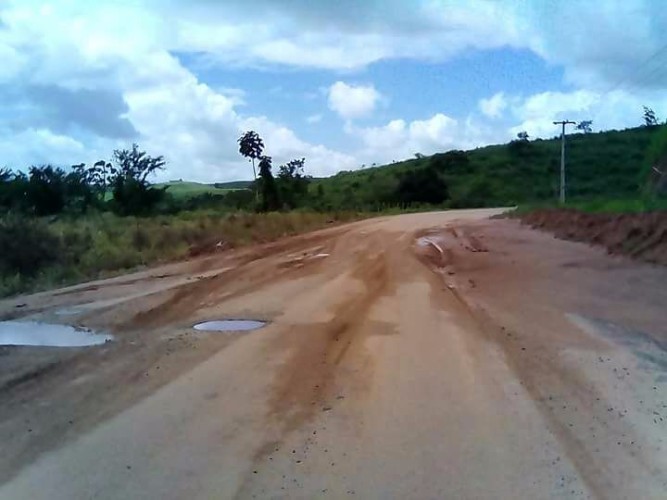 Moradores reclamam da situação da rodovia