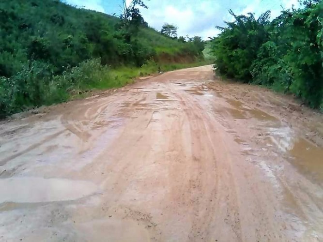 Moradores reclamam da situação da rodovia