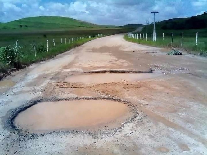 Moradores reclamam da situação da rodovia