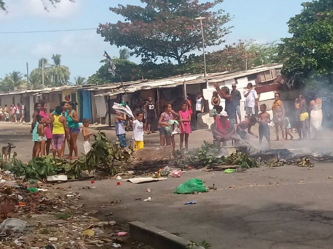 População reclama e diz que não recebe auxílio da prefeitura 