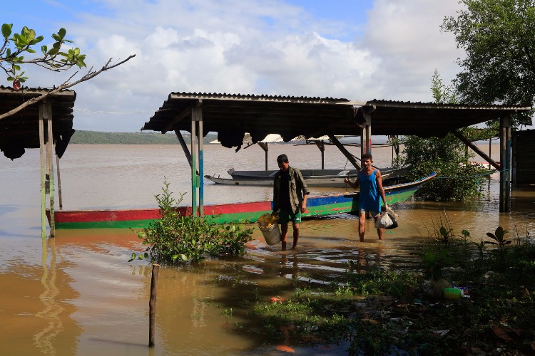 Devido a chuva, a água da lagoa, que antes possuía teor 12 PPM, está doce