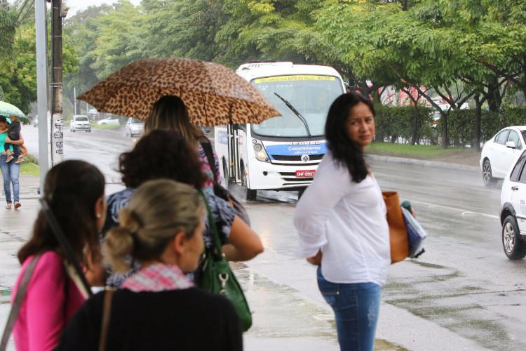 Sem ônibus, passageiros buscam alternativas de transportes