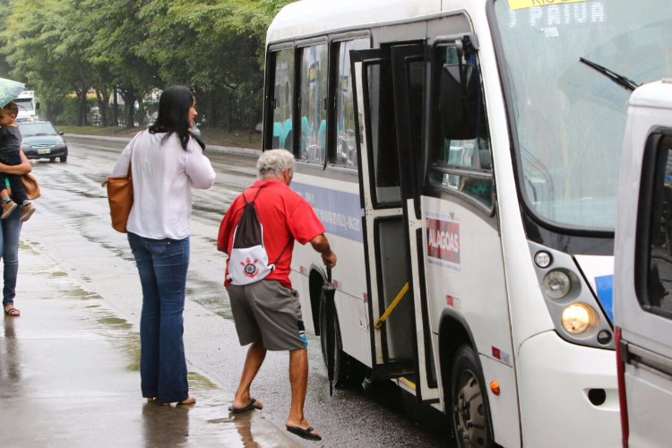 Sem ônibus, passageiros buscam alternativas de transportes