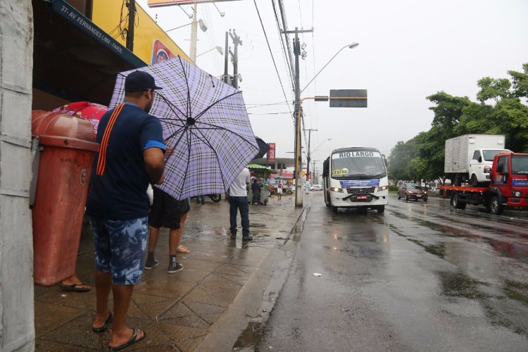 Sem ônibus, passageiros buscam alternativas de transportes