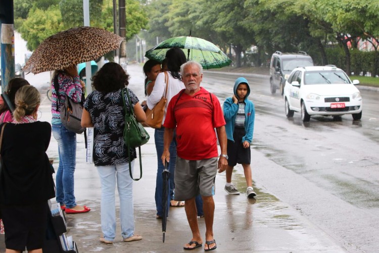 Sem ônibus, passageiros buscam alternativas de transportes