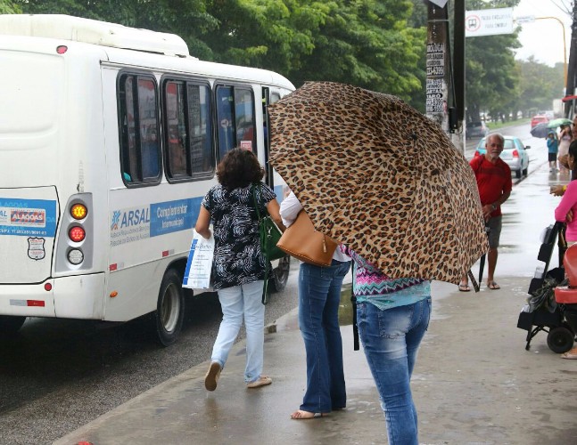 Sem ônibus, passageiros buscam alternativas de transportes