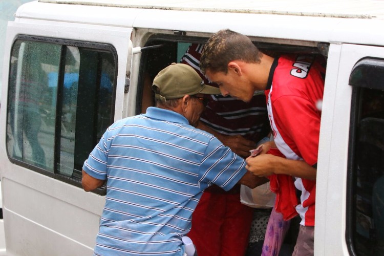 Sem ônibus, passageiros buscam alternativas de transportes