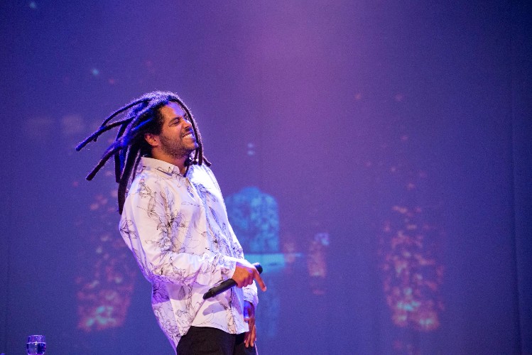 Luiz de Assis faz show dentro do Projeto Teatro Deodoro é o Maior Barato