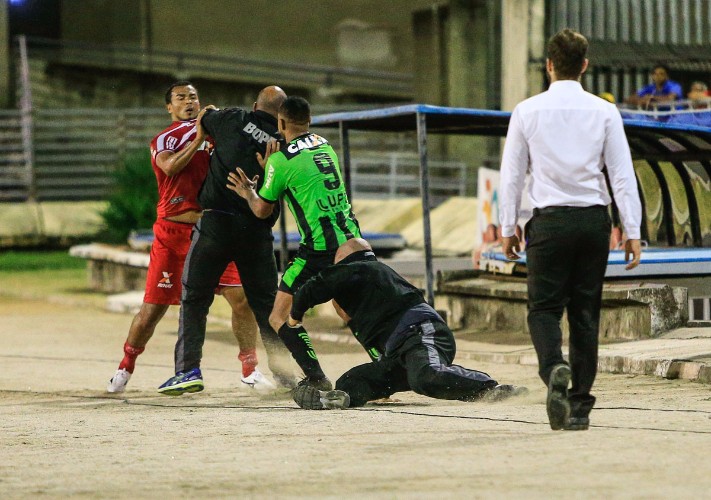 Briga aconteceu na partida entre CRB e América-MG, na última sexta-feira (4), no Estádio Rei Pelé.