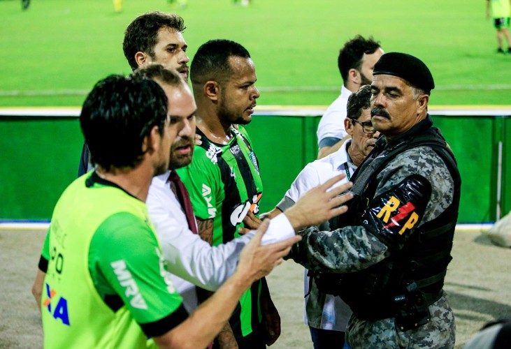 Briga aconteceu na partida entre CRB e América-MG, na última sexta-feira (4), no Estádio Rei Pelé.