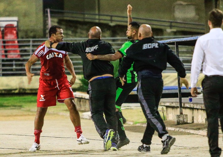 Briga aconteceu na partida entre CRB e América-MG, na última sexta-feira (4), no Estádio Rei Pelé.