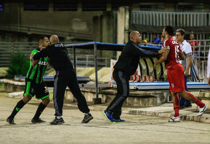 Briga aconteceu na partida entre CRB e América-MG, na última sexta-feira (4), no Estádio Rei Pelé.