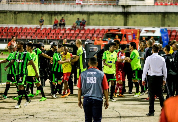 Briga aconteceu na partida entre CRB e América-MG, na última sexta-feira (4), no Estádio Rei Pelé.