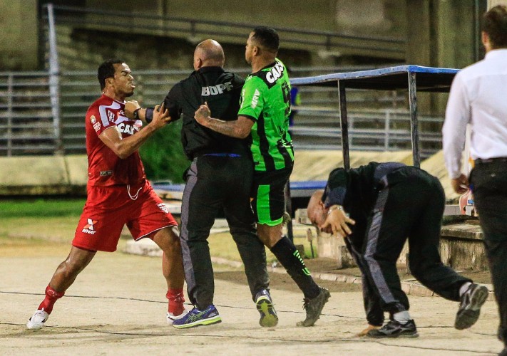 Briga aconteceu na partida entre CRB e América-MG, na última sexta-feira (4), no Estádio Rei Pelé.
