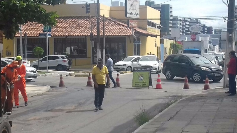 Rua na Jatiúca passa por reparos após fortes chuvas 