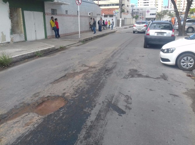 Rua na Jatiúca passa por reparos após fortes chuvas 