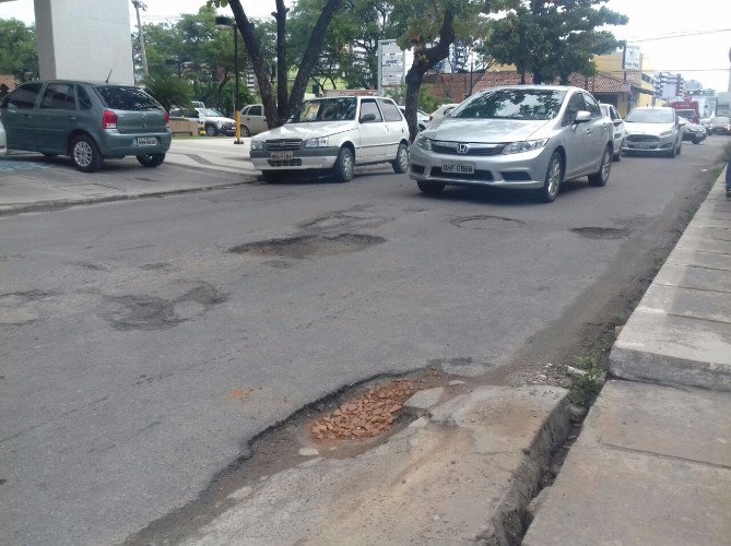 Rua na Jatiúca passa por reparos após fortes chuvas 