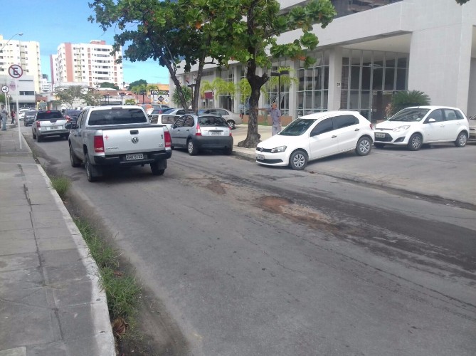 Rua na Jatiúca passa por reparos após fortes chuvas 