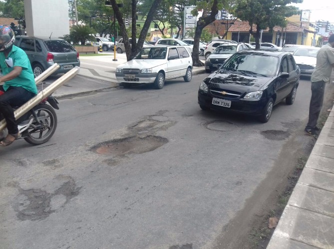 Rua na Jatiúca passa por reparos após fortes chuvas 