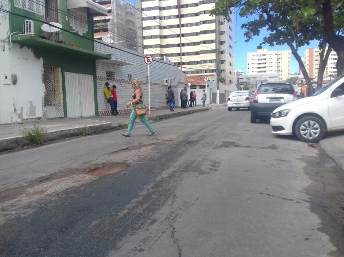 Rua na Jatiúca passa por reparos após fortes chuvas 